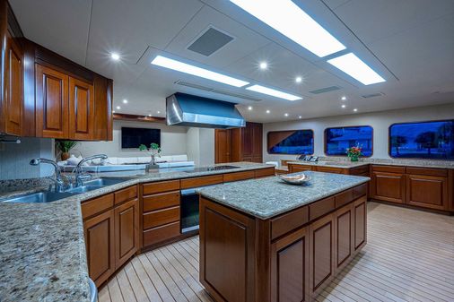 Christensen 141 Raised Pilothouse image