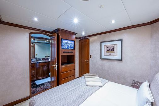 Christensen 141 Raised Pilothouse image