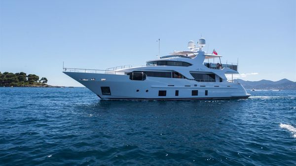 Benetti Delfino 93