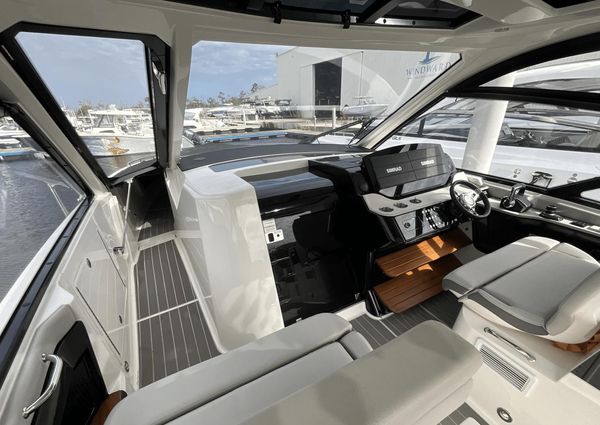 Sea Ray 370 SUNDANCER OB image