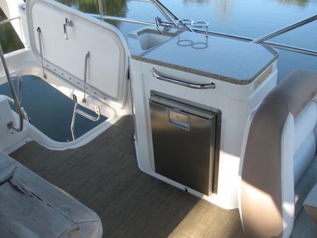 Sea Ray 400 Fly image