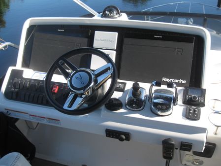 Sea Ray 400 Fly image