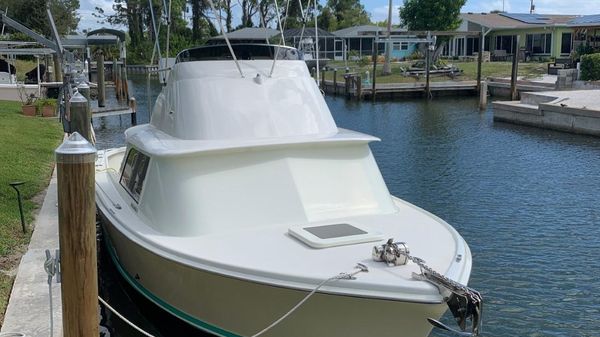 Bertram 31 Flybridge Cruiser 