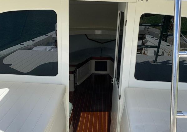 Bertram 31 Flybridge Cruiser image