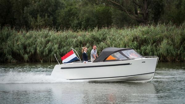 Maxima 730 Cruiser Boat 