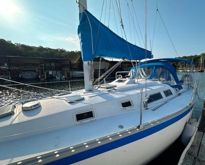 Hunter 34 image