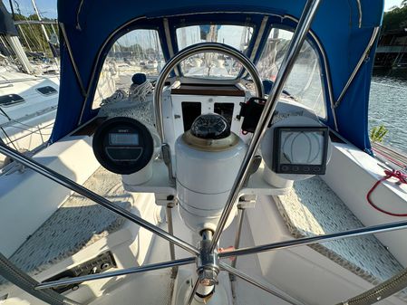 Hunter 34 image