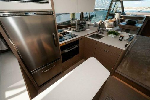 Prestige 590 flybridge image