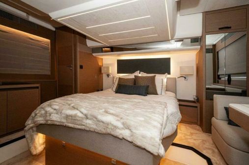 Prestige 590 flybridge image