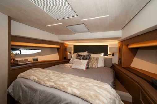 Prestige 590 flybridge image