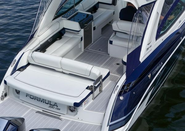 Formula 330 Crossover Bowrider OB image