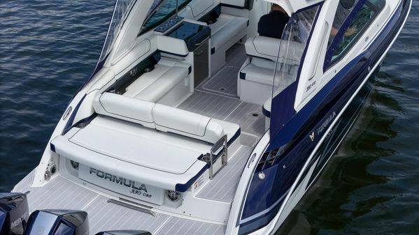 Formula 330 Crossover Bowrider OB image