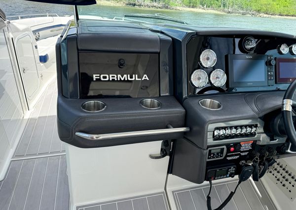 Formula 330 Crossover Bowrider OB image