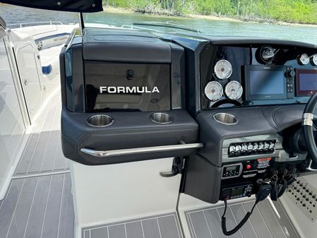 Formula 330 Crossover Bowrider OB image