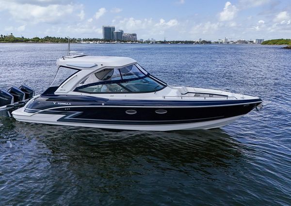 Formula 330 Crossover Bowrider OB image