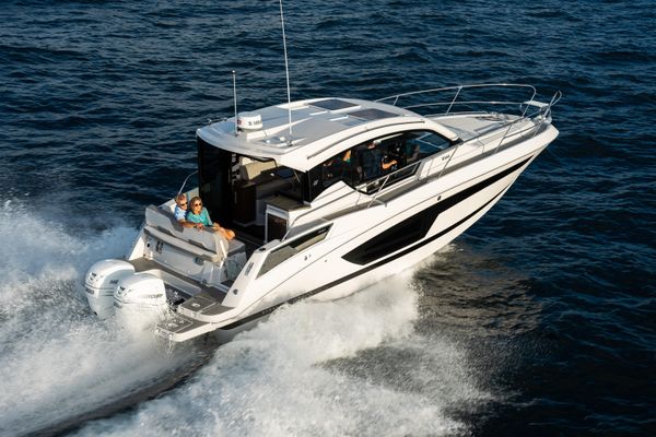 Four Winns Vista 355 Coupe - main image