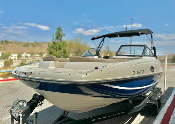 Bayliner 215-DECK-BOAT image