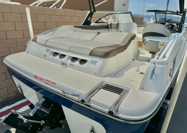 Bayliner 215-DECK-BOAT image