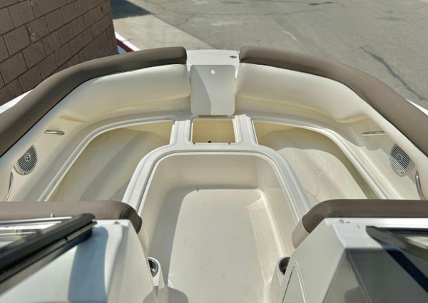 Bayliner 215-DECK-BOAT image