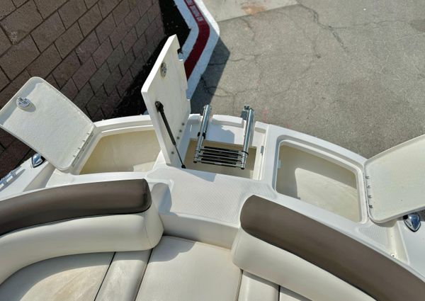 Bayliner 215-DECK-BOAT image