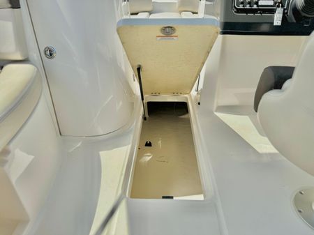 Bayliner 215-DECK-BOAT image