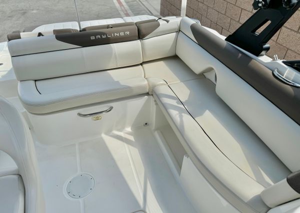 Bayliner 215-DECK-BOAT image