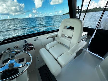 Boston Whaler 345 Conquest image