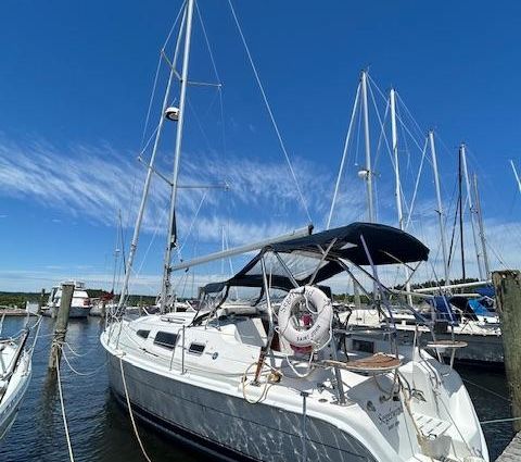 Hunter 33 image