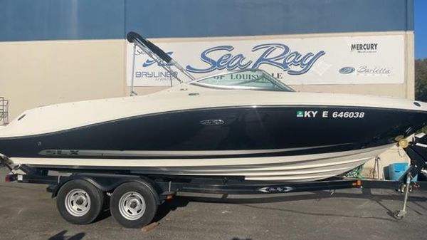 Sea Ray 230 SLX 