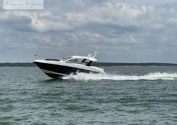 Cruisers Yachts 390 Express Coupe image