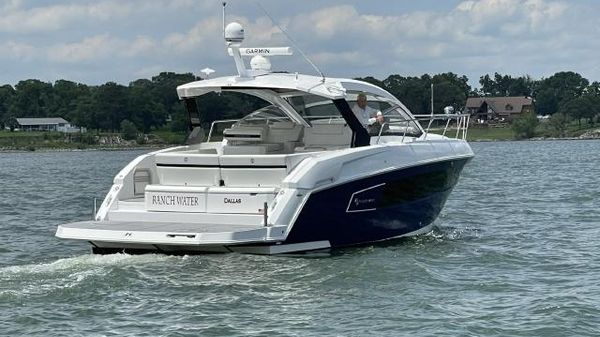Cruisers Yachts 390 Express Coupe