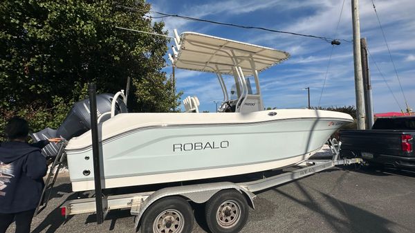 Robalo R200 Center Console 