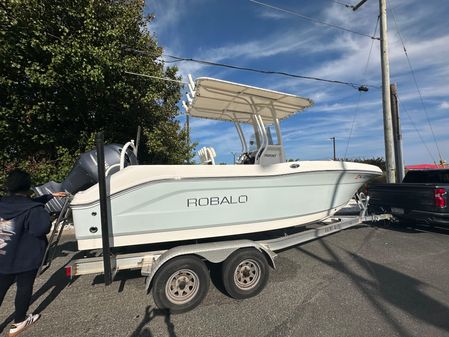 Robalo R200-CENTER-CONSOLE image