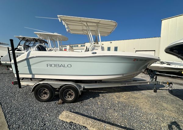 Robalo R200-CENTER-CONSOLE image