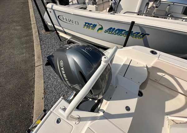 Robalo R200-CENTER-CONSOLE image