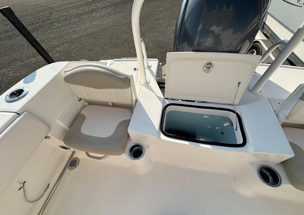 Robalo R200-CENTER-CONSOLE image