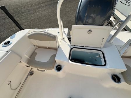 Robalo R200-CENTER-CONSOLE image