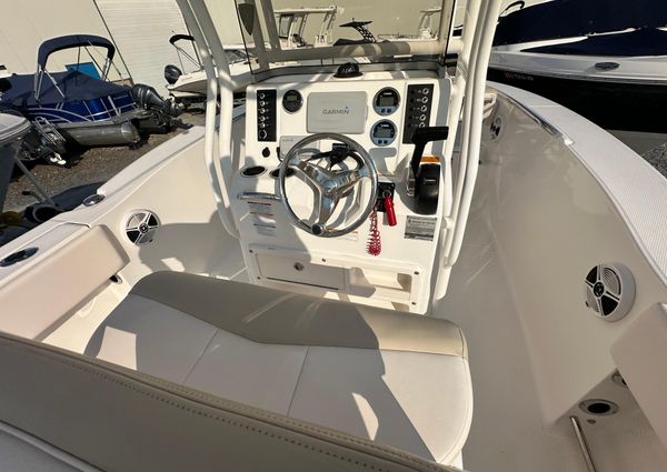 Robalo R200-CENTER-CONSOLE image