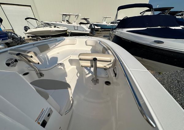 Robalo R200-CENTER-CONSOLE image