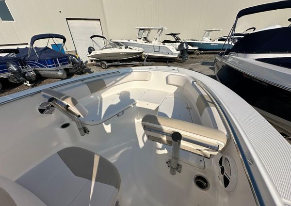 Robalo R200-CENTER-CONSOLE image