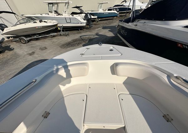 Robalo R200-CENTER-CONSOLE image