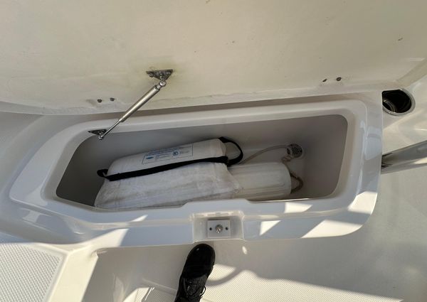 Robalo R200-CENTER-CONSOLE image