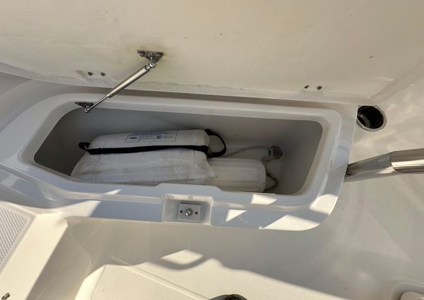 Robalo R200-CENTER-CONSOLE image