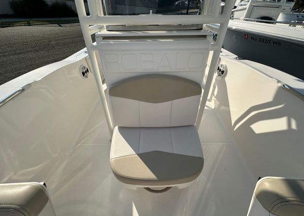 Robalo R200-CENTER-CONSOLE image