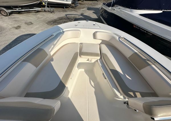 Robalo R200-CENTER-CONSOLE image