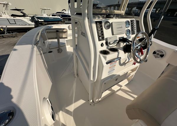 Robalo R200-CENTER-CONSOLE image