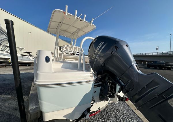 Robalo R200-CENTER-CONSOLE image