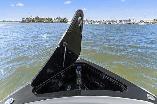 Aviara AV32 Outboard image