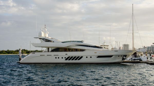 Dominator Motor Yacht