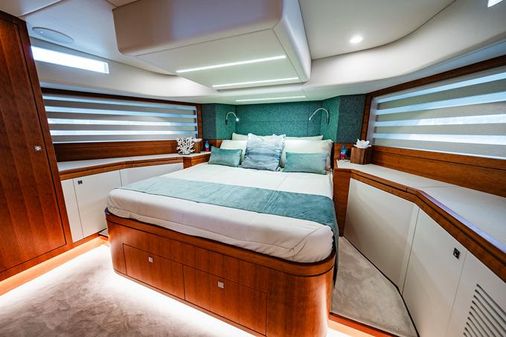 Johnson 70' Skylounge Motor Yacht image